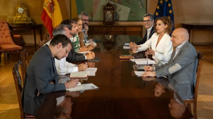 En la izquierda, los diputados de Sumar y en el lado derecho, los miembros del PSOE con María Jesús Montero y Bolaños a la cabeza