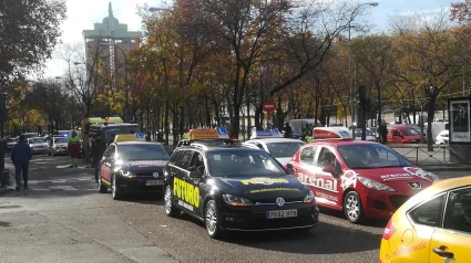 Varios coches de autoescuela
