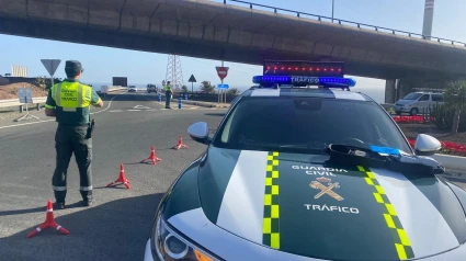 Agentes de la Guardia Civil de Tráfico en un punto de control