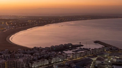 Encaramada sobre Agadir en Marruecos, la Kasbah de Agadir Oufella cuenta con unas murallas que enmarcan una vista panorámica, donde la ciudad se encuentra con el océano.