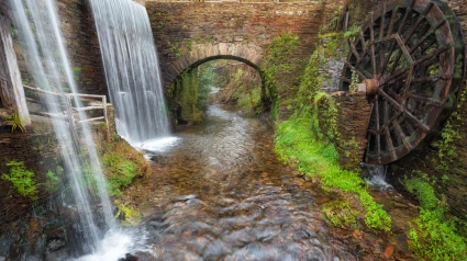 Museo del Molino de Agua en un paisaje otoñal, Taramundi