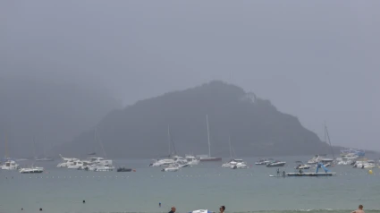 Unos bañistas este miércoles en la playa de la Concha de San Sebastián