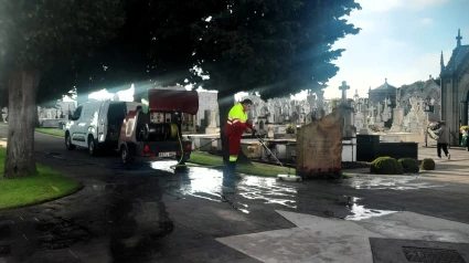 Trabajos de limpieza en el cementerio de San Froilán