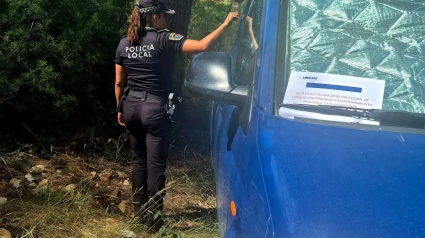 Agentes de la Policía Local de Xàbia intervienen en una zona protegida ocupada ilegalmente por varias furgonetas y caravanas