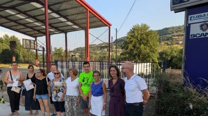 Concejales del PP con vecinos en la zona de conflicto