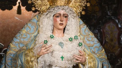 Nuestra Señora de la Esperanza Macarena ya la Basílica en su camarín.