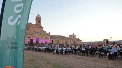 La sexta caravana del SoNna Huesca parte este sábadodesde Alquézar, rumbo a toda la provinciaLa caravana del SoNna Huesca 2025 inicia el próximo sábado en el espacio Vicente Baldellou de Alquézar (Somontano-Barbastro) su recorrido veraniego por la geografía altoaragonesa más sorprendente y recóndita. Desde el sábado 5 de julio hasta el próximo 13 de septiembre, el VI Festival Sonidos en la Naturaleza, que organiza la Diputación Provincial de Huesca, visitará las diez comarcas de la provincia de Huesca con propuestas atractivas para cada uno de los fines de semana del verano.El concierto inaugural estará protagonizado por la actuación conjunta del aragonés Idoipe y la catalana María Rodés, que estrenan Monte perdido, un proyecto impulsado por el SoNna Huesca en el que los dos artistas abordan la mitología de Las Encantarias, unas hadas legendarias especialmente conocidas en la Ribagorza. Rodés e Idoipe han creado para el proyecto dos canciones (Monte perdido y Tot el mon) donde confluyen los estilos de ambos artistas. En el concierto en Alquézar, además de estrenar este doble single, la catalana y el aragonés interpretarán canciones de sus propios repertorios y realizarán versiones conjuntas especialmente creadas para este día.El fin de semana inaugural lo completa el concierto de Petisme en el Centro de Arte y Naturaleza (CDAN) de Huesca (Hoya de Huesca) el domingo a las 20.30 horas. El bilbilitano presenta en el CDAN Buñuel y el 27, un espectáculo literario y musical a ritmo de jazz, swing y foxtrot que recorre poemas y estilos musicales en un viaje a la España de la primera mitad del siglo XX a través de los protagonistas una generación irrepetible.El fin de semana siguiente, el telón itinerante del SoNna Huesca se levantará en Binaced (Cinca Medio) para una joven cantautora aragonesa emergente, EMMA, que presentará en el Museo del Milano Real su último trabajo, Gardenias, el sábado día 12. Al día siguiente, el festival se desplazará al Parque Forestal La Sierra de Ballobar (Bajo Cinca) para vivir el concierto del también joven dúo gallego Caamaño y Ameixeiras.Tras visitar cuatro comarcas distintas en sus dos primeros fines de semana, el SoNna Huesca hará un alto en la comarca del Cinca Medio para vivir los recitales del castellano leonés Dulzaro, que estará en la ermita de San José de Fonz el sábado 19 de julio, y el de los polacos GlassDuo, que montarán su espectacular arpa de cristal bajo la carrasca de Larredán en el Pueyo de Santa Cruz el domingo 20 de julio.Tres citas completarán el mes de julio. La primera correrá a cargo de la compañía EIA, que presentará en la ermita de la Ganza de Calasanz (Litera) su espectáculo de circo teatro La piedra de madera el viernes 25. Al día siguiente, la caravana del SoNna Huesca viajará hasta la Jacetania para vivir dos recitales consecutivos, el que protagonizará la catalana Alba Careta en Santa María de Iguácel de Jaca, y el que ofrecerán los hispano argentinos de Calequi y las Panteras el domingo 27 en el Hayedo de Abi de Aísa. Un tercio de espacios “nuevos”Prácticamente un tercio de los espacios seleccionados por la organización para este año se incorporan nuevos al SoNna Huesca, que sigue dando a conocer el territorio a propios y extraños. El festival descubrirá en 2025 escenarios como el hayedo de Abi (Aísa), la ermita de los Dolores de Monflorite, la aldea de Puy de Cinca (Secastilla), el paseo del Sifón de Albelda, la ermita de San José de Fonz, la ermita de Santa Águeda de Berbegal, la iglesia de San Miguel de Linás de Broto, los jardines del castillo de Larrés (Sabiñánigo) o el arco de la iglesia de San Pedro de Santalecina (San Miguel de Cinca); todos ellos debutantes en el festival.Pero el SoNna Huesca no solo descubre entornos, sino que ofrece un recorrido cultural por la música de raíz que se hace hoy en día en España. El festival recorrerá Aragón (con Petisme, Emma, Rosín de Palo, Copiloto y El Mantel de Noa), Madrid (con María de la Flor, Morochos y Travis Birds), Cataluña (con María Rodés, EIA, Alba Careta, Clara Peya o Gregotechno), Valencia (con Sandra Monfort), Murcia (con Maestro Espada), Galicia (con Caamaño y Ameixeiras), Euskadi (con Hutsun Txalaparta/Ortzi y La Bien Querida), Cantabria (con Casapalma), Castilla la Mancha (con Karmento), Baleares (con Marco Mezquida) y Castilla y León (con Dulzaro). Además de este recorrido ibérico, el SoNna Huesca nos invita a descubrir también en esta sexta edición a artistas procedentes de Polonia (Glassduo), Bosnia Herzegovina (Goran Bregovic), Argentina (Calequi y las panteras), Japón (Maïah Barouh) o el Reino Unido (Sam Lee), si resumimos la participación internacional. Tal y como resumió el diputado de cultura de la DPH, Carlos Sampériz, en la presentación del certamen, “el SoNna Huesca es mucho más que un festival. Es un proyecto cultural de referencia que reivindica la provincia vertebrando nuestro territorio a través de la música y acercando la cultura a todos los rincones del Alto Aragón. El SoNna además consigue proyectar una imagen contemporánea de nuestra provincia en el panorama cultural nacional”.Entradas e invitacionesLas entradas e invitaciones para poder disfrutar de casi una treintena de espectáculos de la sexta edición del Festival SoNna Huesca están a la venta desde el pasado 2 de junio en el portal www.dphuesca.es/festivalesLos conciertos previstos para clausurar el festival en la Cartuja Nuestra Señora de las Fuentes de Sariñena, con aforos para 2000 espectadores, serán los únicos que requerirán entrada en esta sexta edición del certamen, con un precio de 25€ si es anticipada y de 30€ si se adquieren en taquilla. Tanto las entradas para el concierto del bosnio Goran Bregovic el viernes 12 de septiembre, como el programa doble del sábado 13 de septiembre, que incluye los recitales de Travis Birds y La Bien Querida, pueden adquirirse a un precio de 25€ en la web de la DPH. Los menores de 8 años disponen también de entradas gratuitas en la web.Así pues, el festival Sonidos en la Naturaleza, SoNna Huesca, mantiene su carácter de certamen eminentemente gratuito y para el resto de las 25 citas que están previstas en la sexta edición del festival solo será necesaria la retirada de invitaciones, la mayoría con un coste de un euro, salvo en los casos de los dos espectáculos de formato mediano, con aforos de más de 400 espectadores, que costarán 3 euros. Son las actuaciones previstas los días 6 de julio y 8 de agosto. La primera es el espectáculo Buñuel y el 27 del aragonés Petisme en el Centro de Arte y Naturaleza (CDAN) de Huesca, al día siguiente de la inauguración del festival en Alquézar. El segundo es el concierto del catalán Guillem Gisbert en el castillo de Benabarre el día 8 de agosto. Si se quedara el aforo sin cubrir, se permitirá el acceso gratuito el día del espectáculo, por orden de llegada, salvo en los conciertos de la Cartuja.SoNna