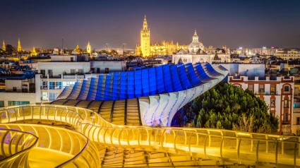 Ciudad de Sevilla iluminada.