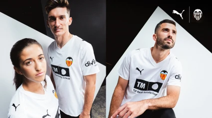 Pepelu, Marina Martí y Gayà posan con la nueva camiseta del Valencia CF