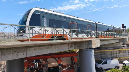 El TRAM d’Alacant circulando sobre el viaducto de Teulada, actualmente en proceso de rehabilitación por motivos de seguridad estructural