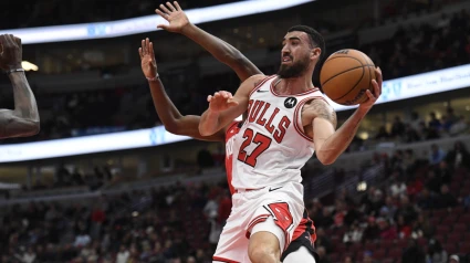 Chris Duarte entra a canasta con la camiseta de los Bulls ante los Pacers.