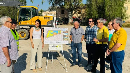 La concejala de Urbanismo, María Hernández, con los técnicos en el solar de 31.000 m2 que será urbanizado
