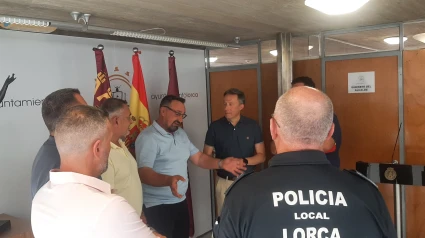 El presidente de COAG, el alcalde y la Policía Local en la reunión para abordar el plan de seguridad contra el robo de sandías