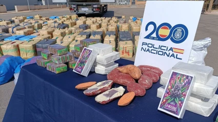 Hachís intervenido en Almería que viajaba oculto entre sandías y en el interior de batatas falsas.POLITICA