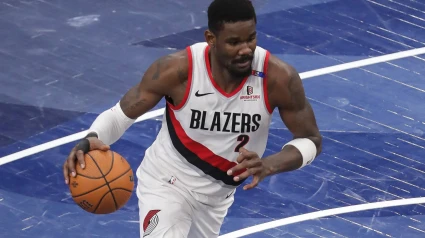 Deandre Ayton compartirá vestuario en los Lakers con LeBron James y Luka Doncic.