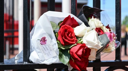 Flores en la puerta de Anfield para despedir a Diogo Jota.