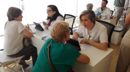 Pacientes mayores de Collado Villalba, en la unidad móvil de la campaña