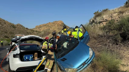 Bomberos de Lorca rescatan a la conductora accidentada en la carretera de Almendricos
