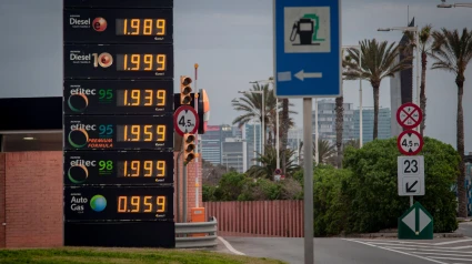 Un cartel de gasolinera muestra los precios actuales de la gasolina y el diésel en Barcelona