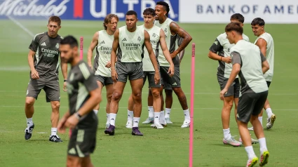 Los aficionados del Real Madrid entrenan durante el Mundial de Clubes