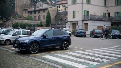 Audi Q5 3.0 TDI Quattro azul aparcado cerca de un paso de peatones