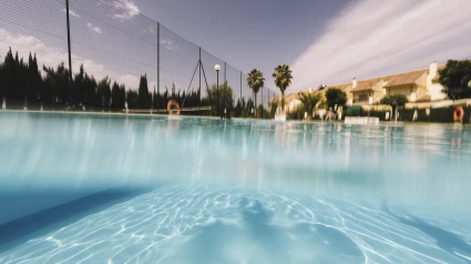 Imagen de una piscina al aire libre