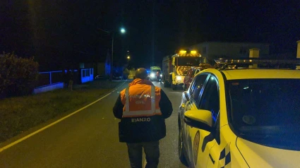 Servicios de emergencia desplazados hasta el lugar del accidente en Rianxo