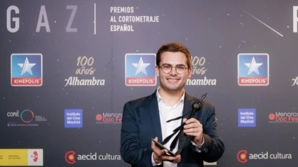Rubén Coro posando con el Premio Fugaz