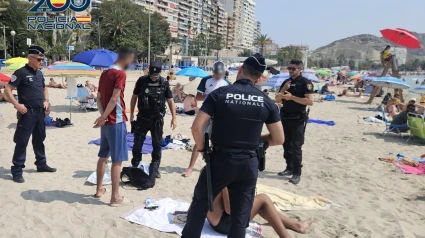 Nunca dejes tus pertenencias solas y sin vigilancia en la arena.
