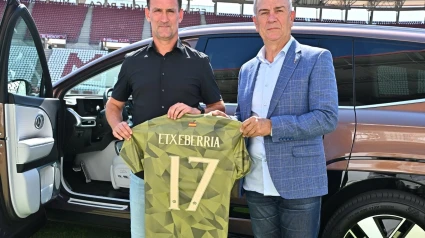 Felipe Moreno acompañó a Joseba Etxeberría en su presentación