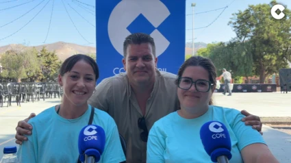 "No nos podemos perder nada", nos dicen las mayordomas de Carchuna Eva Cañadas y Marta Gómez