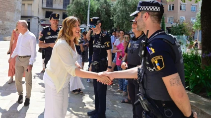María José Català junto a un integrante de la policía local