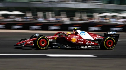 Lewis Hamilton ha firmado el mejor tiempo en los Libres 1 en Silverstone.