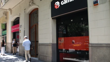 Una sala de juego en l'Eixample, delante del Hospital Clínic