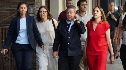 El presidente de Castilla-La Mancha, Emiliano García-Page (c), a su llegada a la reunión del Comité Federal del PSOE, en la sede federal del partido