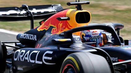 Max Verstappen ha conseguido la pole en Silverstone en su última vuelta.
