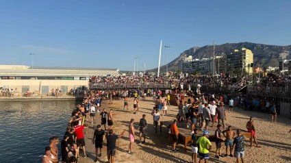 La plaza abarrotada para ver els Bous a la mar en Dénia