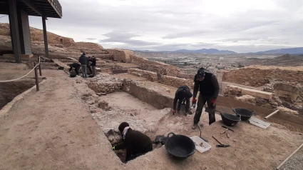 Arqueólogos trabajando en el yacimiento de la judería del castillo de Lorca