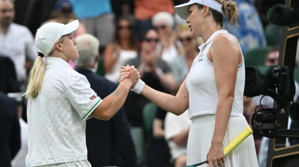 Anastasia Pavlyuchenkova saluda a la conclusión del partido Sonay Kartal