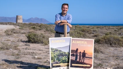 Fernando Giménez con la imagen de la nueva campaña 'Almería y ya estaría'