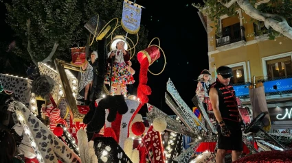 Una de les espectaculars carrosses que han omplit de color els carrers de Dénia en edicions anteriors