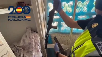 Un agente con el subfusil intervenido en la operación antidroga realizada en la barriada de San Benito en Jerez.POLITICA ESPAÑA EUROPA ANDALUCÍAPOLICÍA NACIONAL