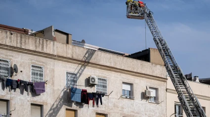 Varios agentes del cuerpo de Bomberos trabaja tras el derrumbe de un edificio en Badalona, a 6 de febrero de 2024, en Badalona.