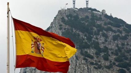 Una bandera española ondea frente al peñón de Gibraltar
