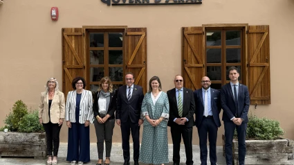 La Mesa del Parlament s'ha reunit al Consell Generau d'Aran on ha estat rebuda per la síndica d'Aran, Maria Vergés.