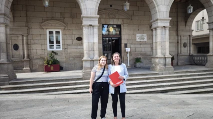 Las concejalas del PSOE, Alba Iglesias y Natalia González, con el documento de enmiendas a los presupuestos
