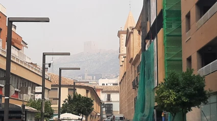 El castillo de Lorca, al fondo de la imagen, casi oculto por el humo del incendio forestal de Tarragona