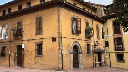 Una imagen del inmueble afectado, con la puerta de 'La Belmontina' precintada