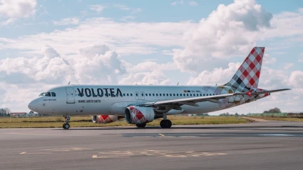 El avión involucrado es un Airbus A319 de la compañía española Volotea, con destino al aeropuerto de Oviedo (España), que se preparaba para despegar.