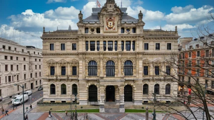 Fachada principal del edificio de la Diputación Foral de Bizkaia